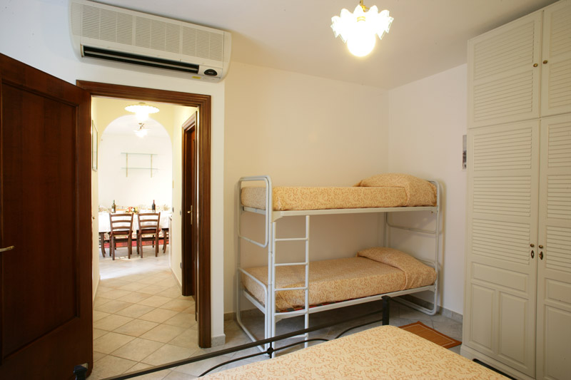 Appartement avec un lit double et un lit superposé